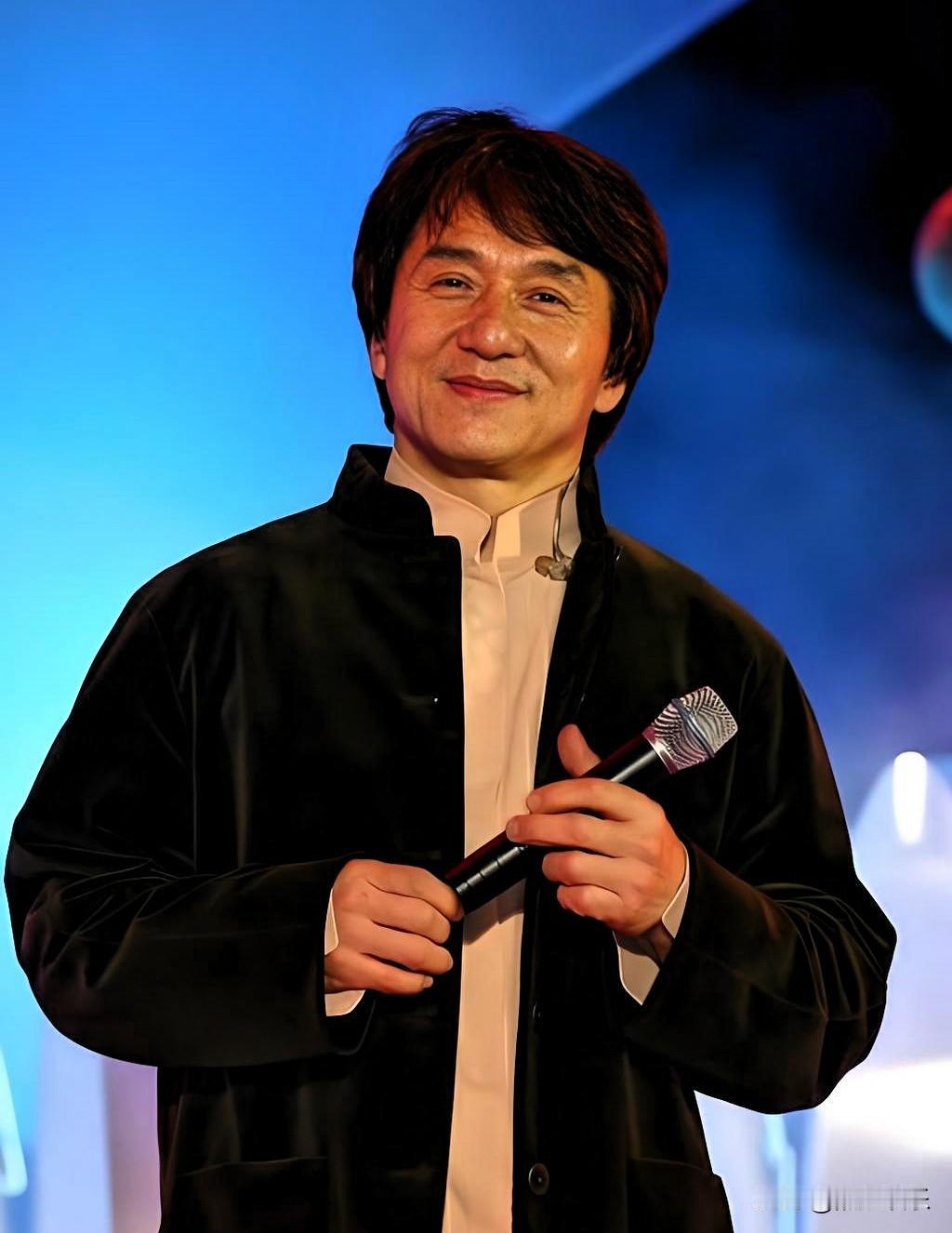 要说中国影坛最伟大的男演员，我首推成龙。他1954年出生于香港，1971年就以龙