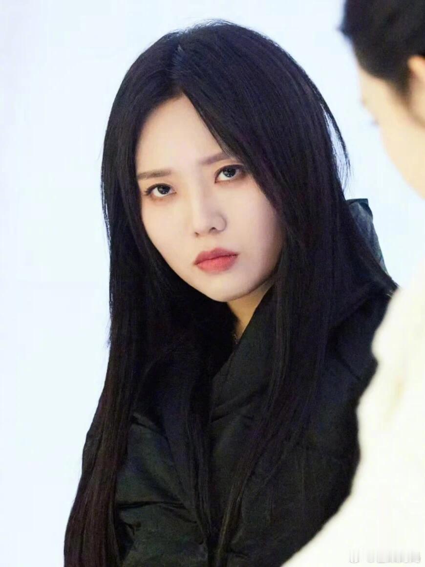 李雪琴方声明李雪琴瘦下来以后，感觉整个人气场都更强大了，目光带着一种审视感，这个