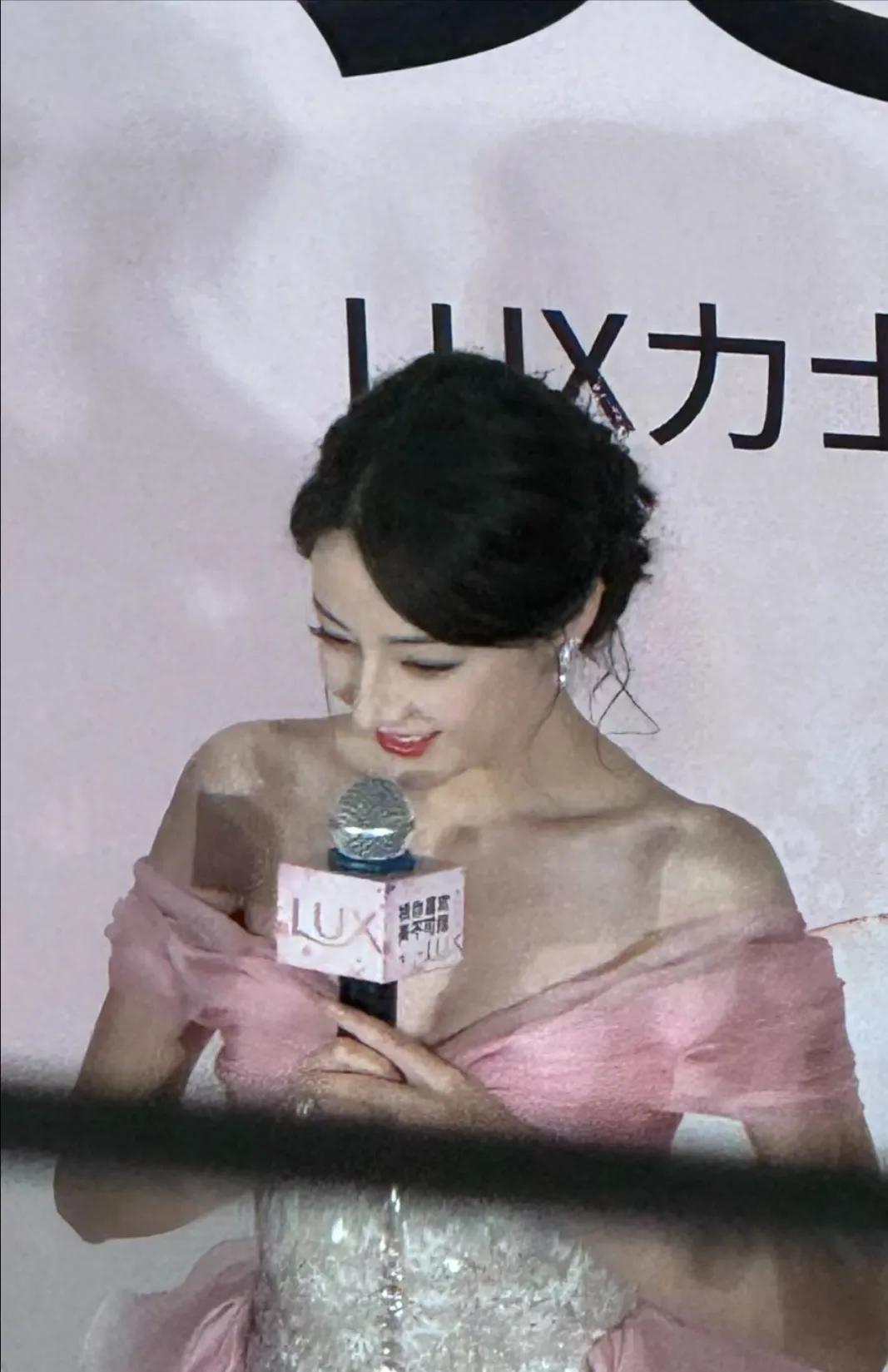 迪丽热巴在深圳参加线下活动，一袭粉色蓬蓬裙太美了吧，好有春天的气息，迪丽热巴这张