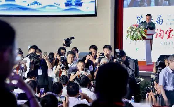 任何一个国家的四代机都可以击落中国的五代机歼20，而美国不但找到了歼20的弱点，