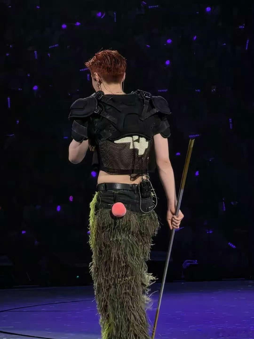张艺兴把粉丝送的桃子带上了舞台 人生总要有一次去看张艺兴演唱会，感受最好的浪漫，