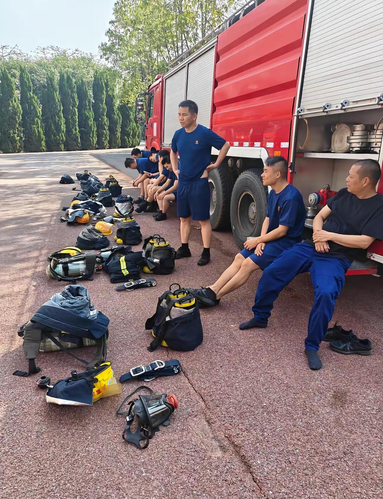 ☀️训练间隙的短暂放松，蓝朋友们坐成一排真整齐呢~🧤装备静静躺在地上，时刻准备