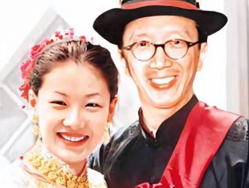 2001年，伏明霞23岁，梁锦松49岁，两人相差26岁。
 
一个是拿过多枚奥运