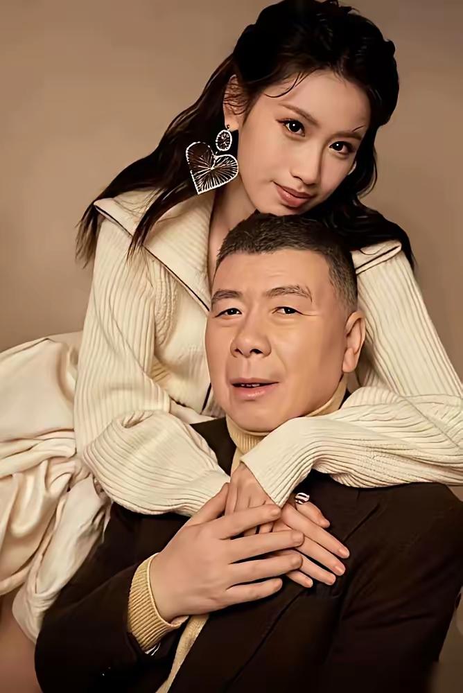 别再吹冯小刚的父爱了。
我告诉你，他养的不是女儿，是他下半场的野心。
一个在贺岁