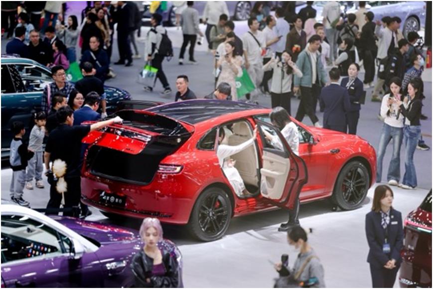 三料冠军加持，问界新M5 Ultra用实力诠释闭眼入
广州车展上，问界新M5 U