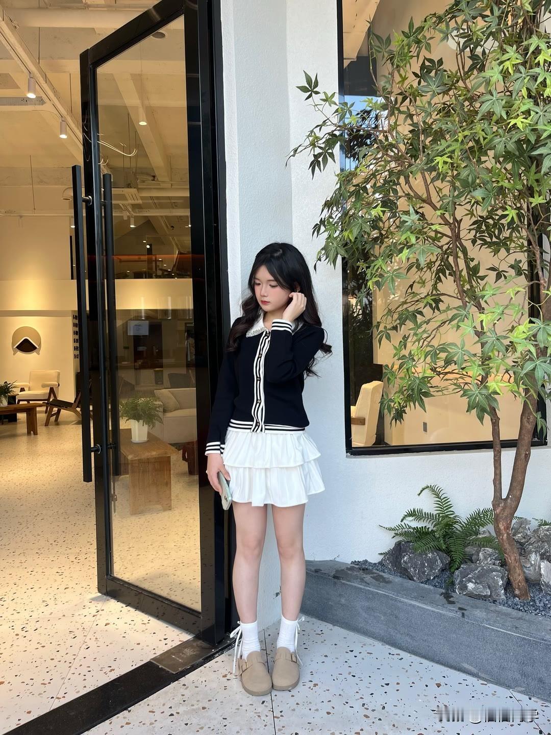 绿树掩映中，少女倚门立，这画面自带一种静谧又动人的美感。就像白居易《春词》里“低