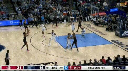 看灰熊这夹击！追梦还敢说杜兰特不重要、不是司机吗？
图1：接球瞬间吸引3人包夹，