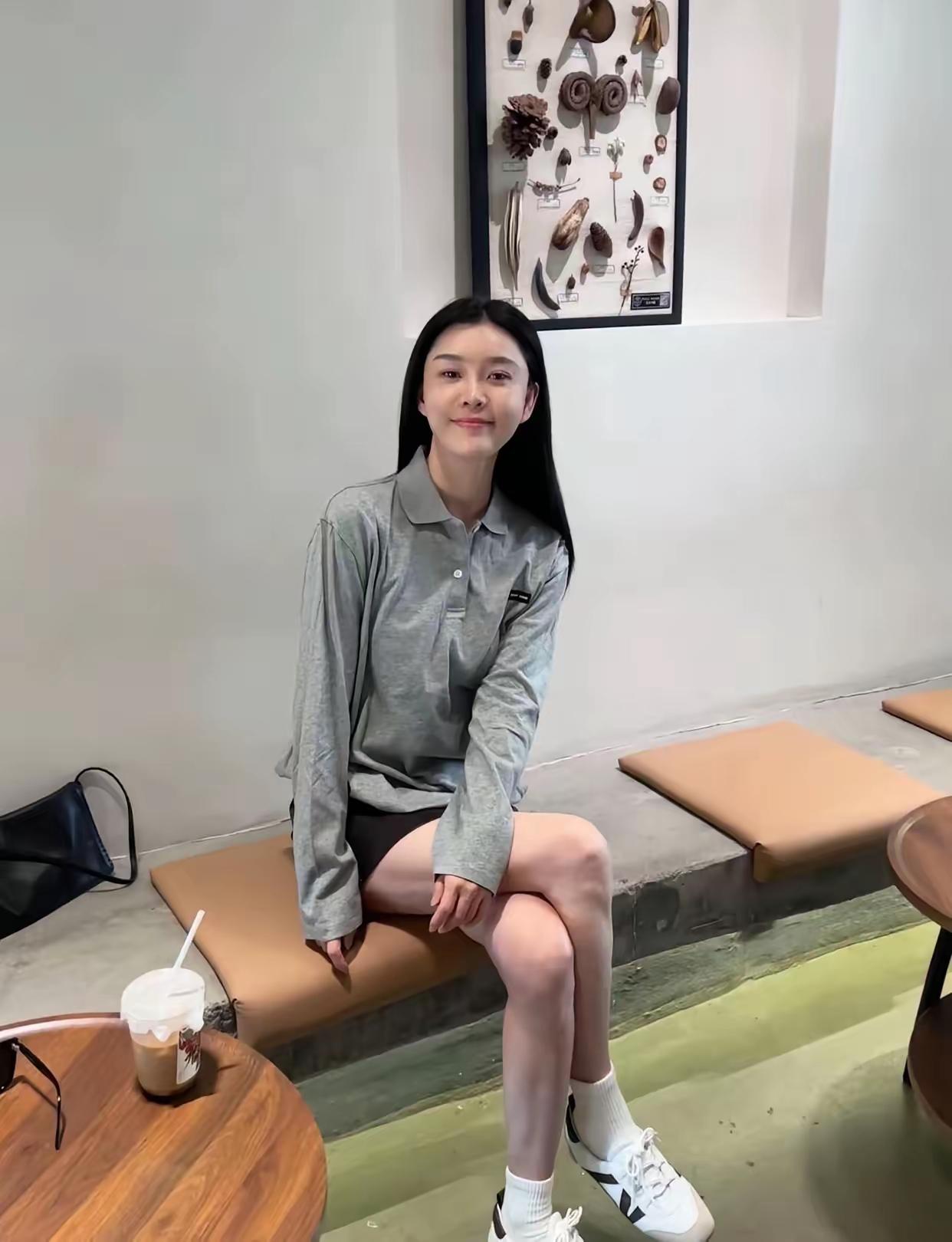 静坐长凳上，笑看云卷云舒。 观云舒云卷天 余生常静坐