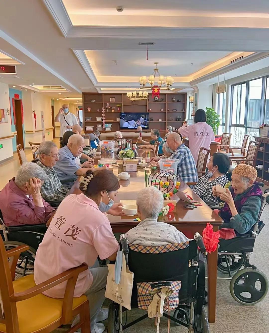 太意外了！这天我去养老院接我爸回家，做了一桌好菜，还开了2瓶白酒，席间我说，想把