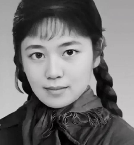 1977年，32岁女知青刘琦返城无望，嫁给一位农民。新婚之夜，她对丈夫说：“你对