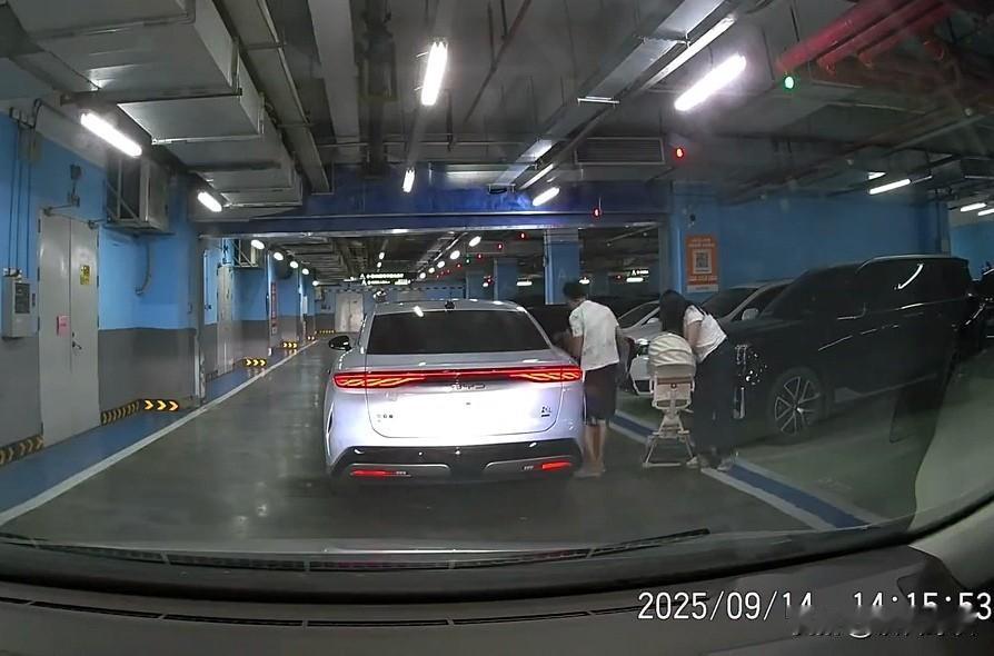 自动泊车这是培养出了巨婴啊！

本来可以靠边停车，他却选择了停在了路中间，让后面