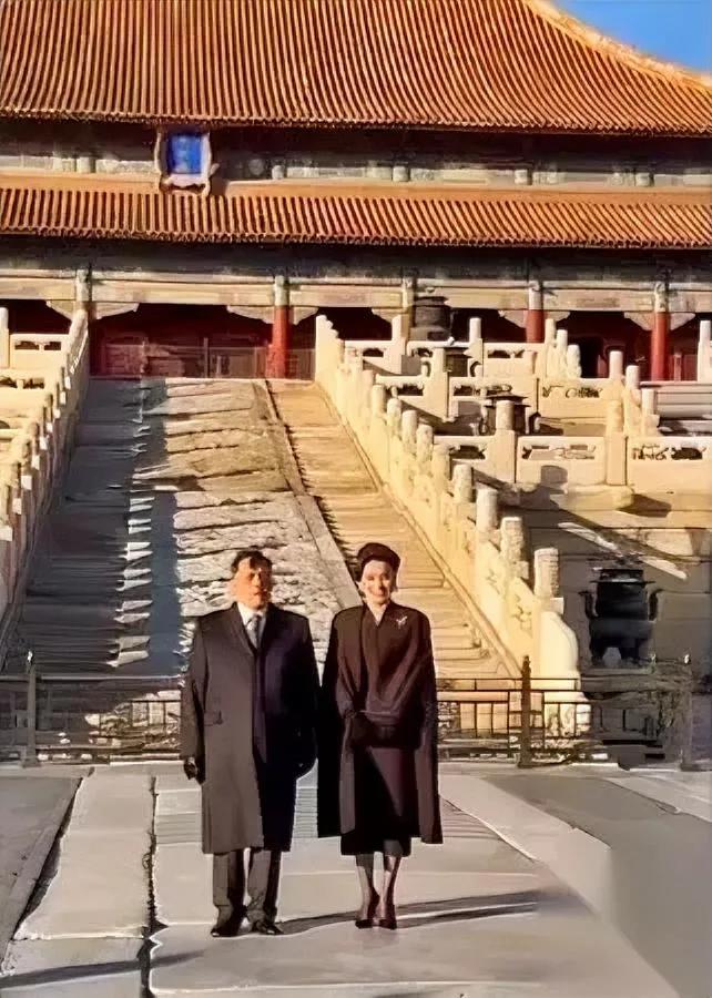 太和殿那道皇帝路

现在谁都不能走了

连今天来的泰王王后，都只站在御道前合完影