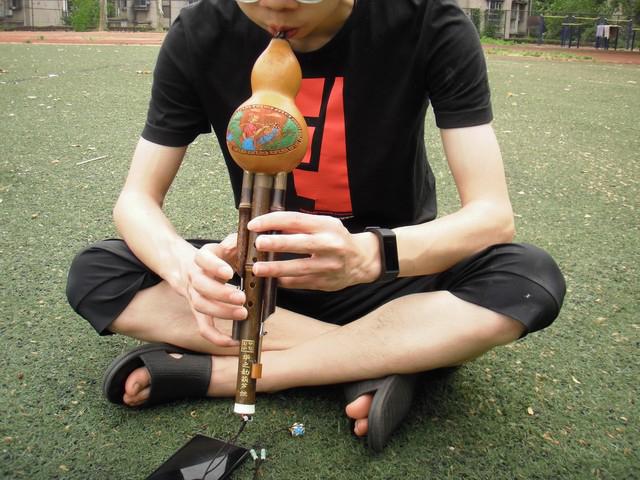 说下葫芦丝吹电音这件事，真的不是把电吹管的音色套进去就能糊弄人的。
之前试过用降