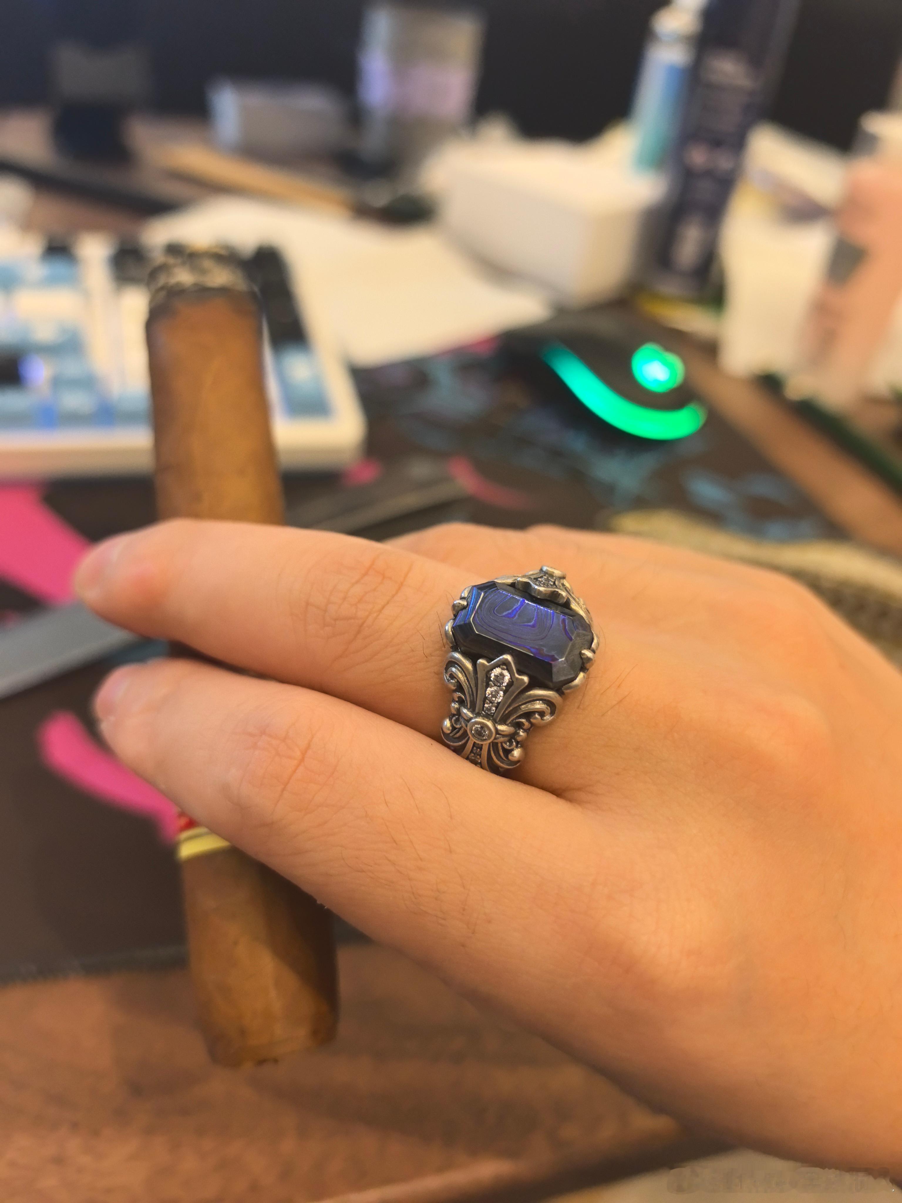 外交官瑞士地限我感觉是比较舒服的口粮很容易抽，特别是早上配个茶🍵大家看看图一，