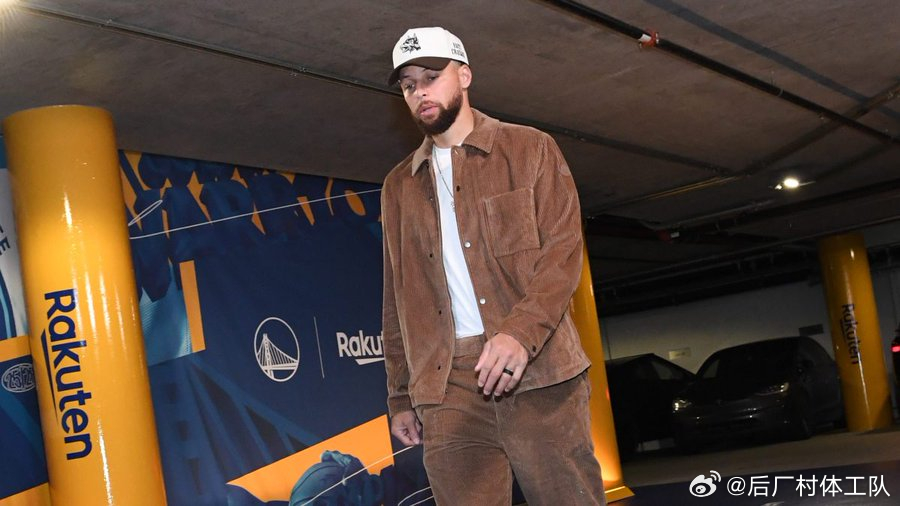 库里至少再缺席5场比赛 库里今日接受复查显示他的膝盖伤并未痊愈，至少还会再缺席5