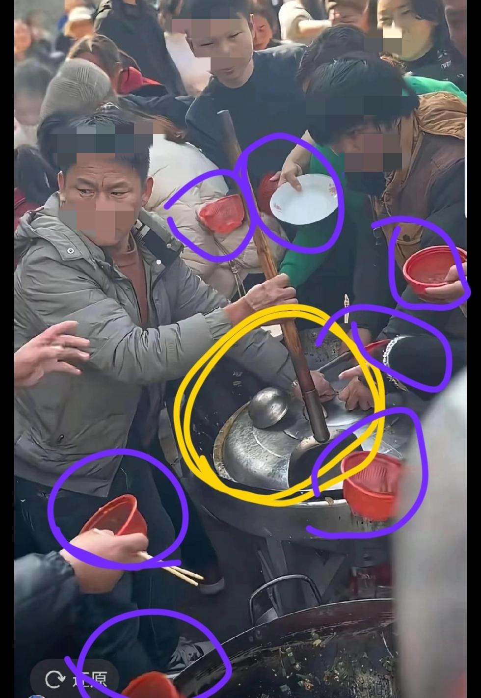 按年猪，原来关键是按锅盖啊，按不住可就乱套了，这般吃相着实有失体面。多少年都没见