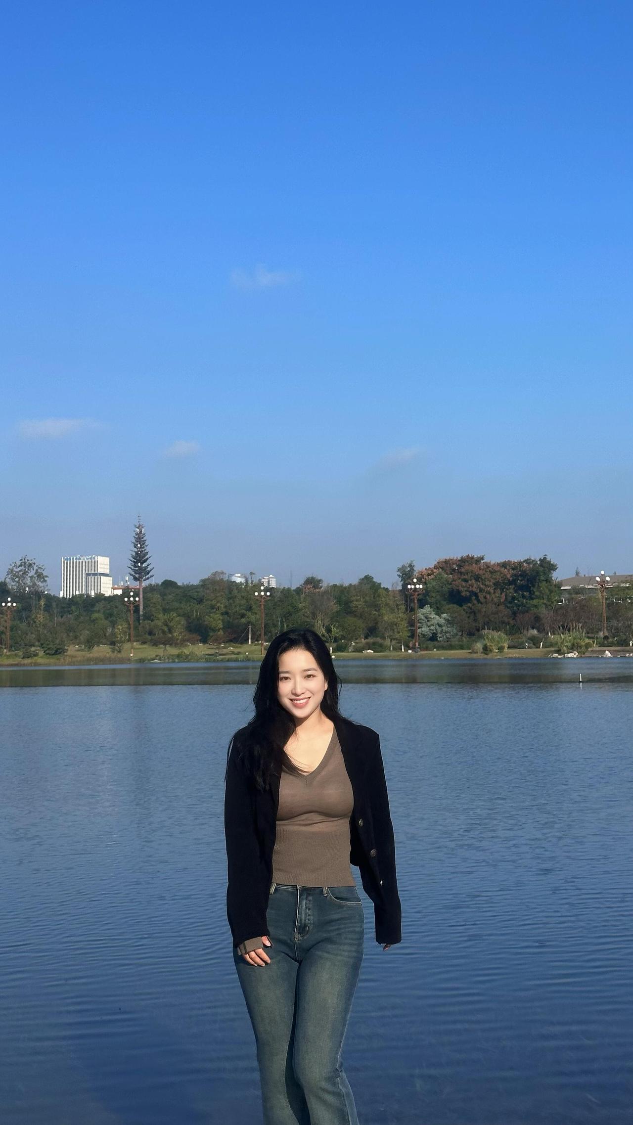 建议你晒一晒秋天的太阳，它的温度约等于，人类的拥抱，如果没有人可以抱抱，那就去晒