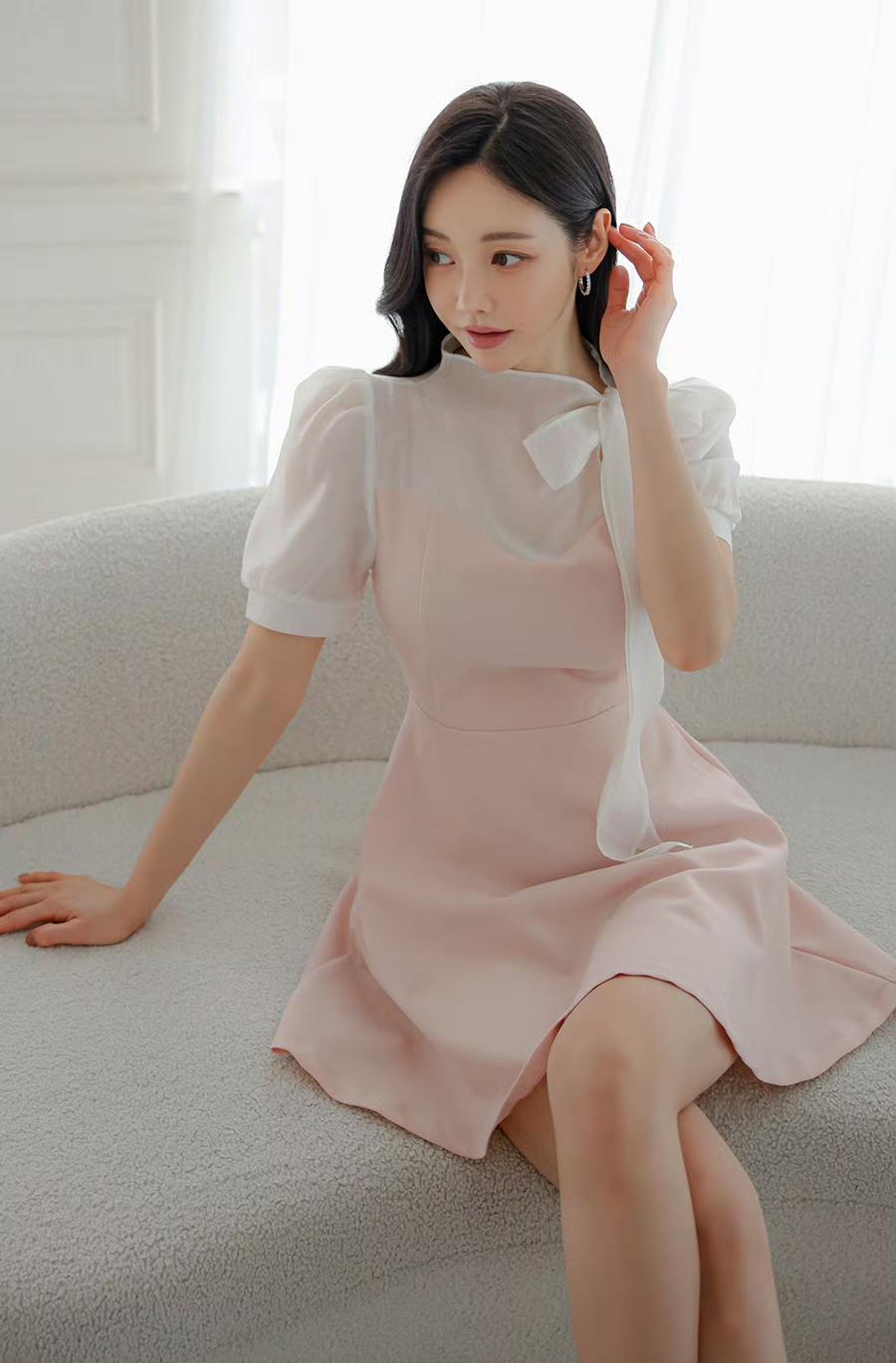 今日份OOTD，是被温柔包裹的一天💖
挑了好久的约会裙终于上身了，粉白拼接的设