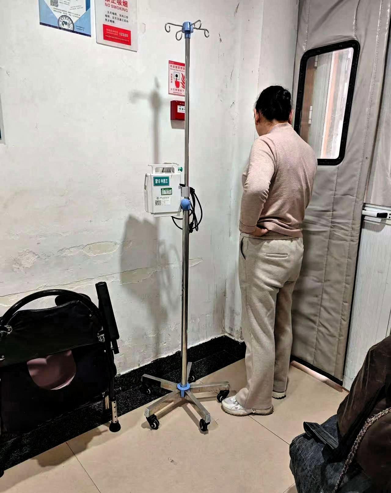 一年轻女子躲在医院无人角落里放声大哭，
原来是因为她给父亲倒的水有点热，
患肺腺