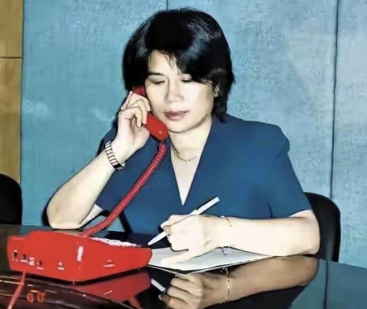 没想到后来敢和雷军定下10亿赌约的铁娘子董明珠，90年代也只是个守着红座机记订单