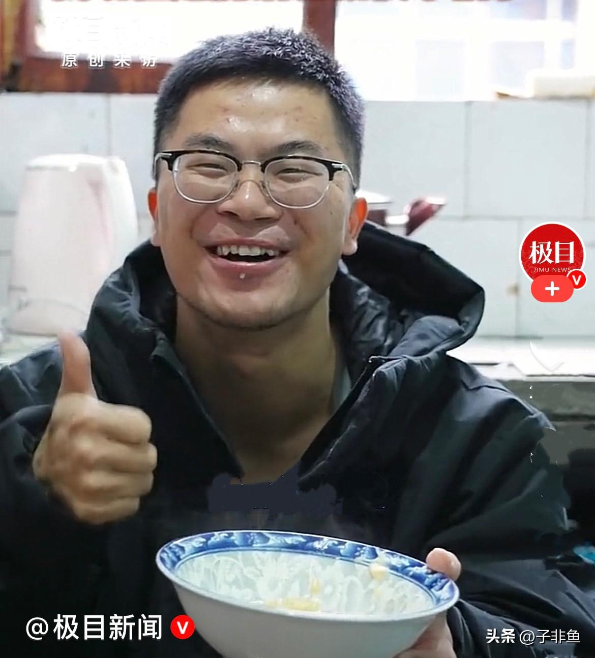 湖北武汉28岁小伙张康每天做自媒体、送外卖，每天坚持拍视频分享日常，生龙活虎，脸