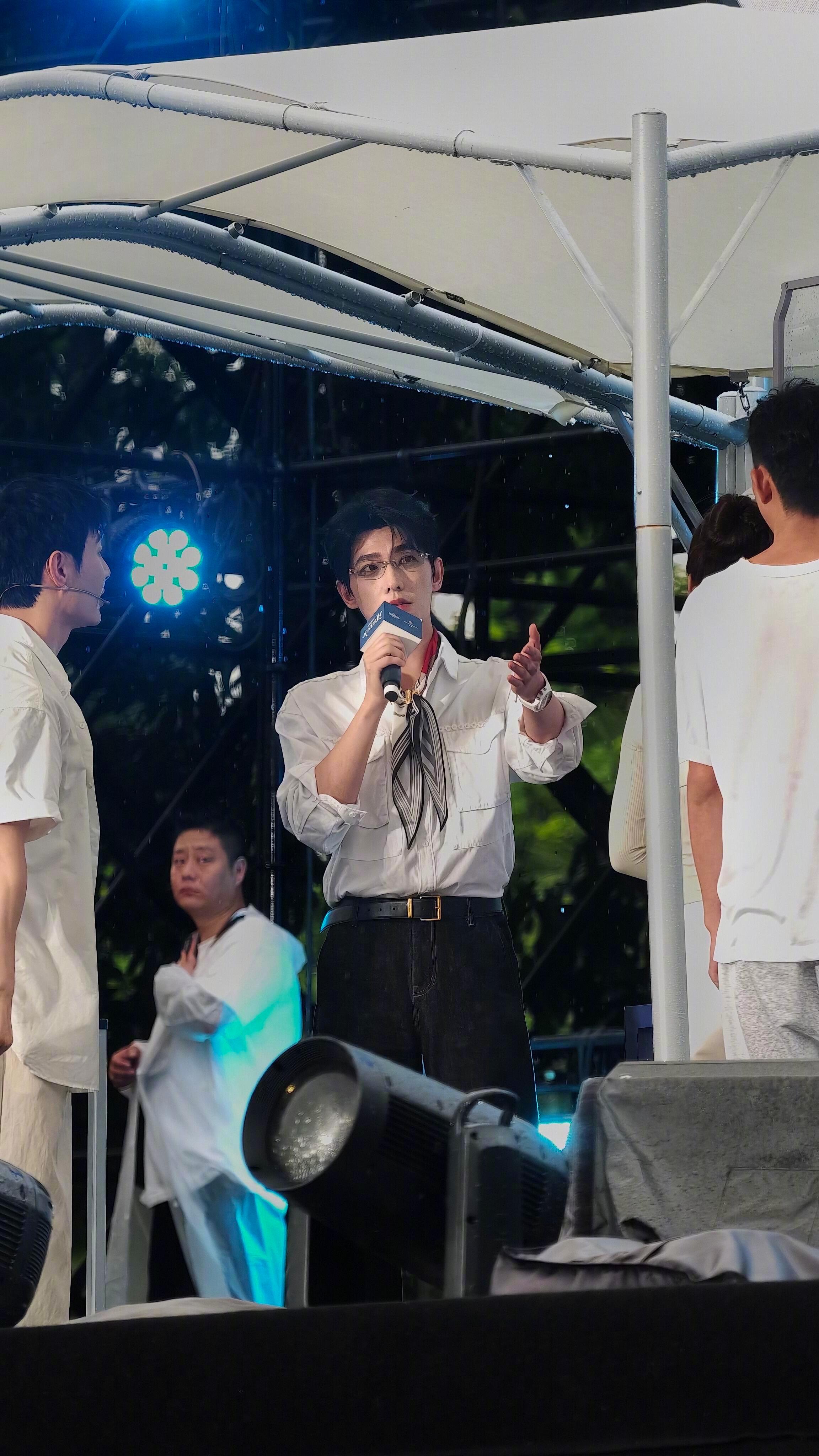 杨洋欢乐谷首推项目杨洋斯文禁欲眼镜look 上次看这么整齐的白色衣角还是校服时代