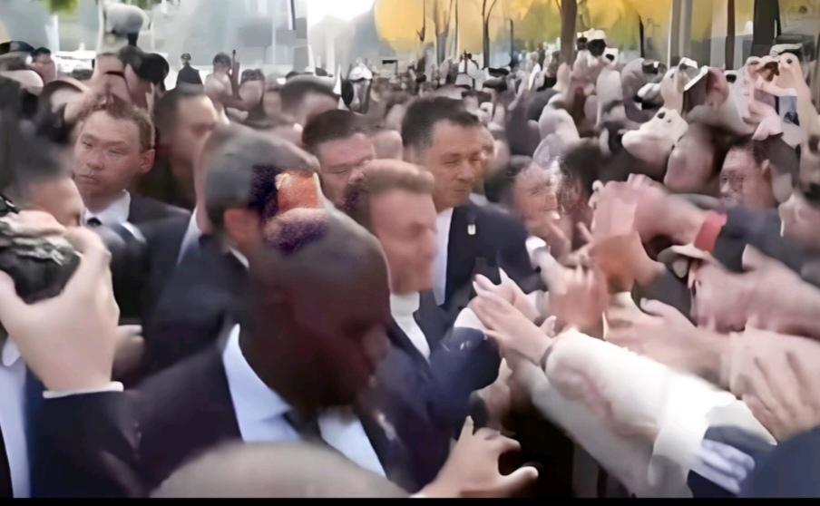 你怎样看待马克龙一路小跑与四川大学生相见？
马克龙一路小跑与四川大学生相见，这画