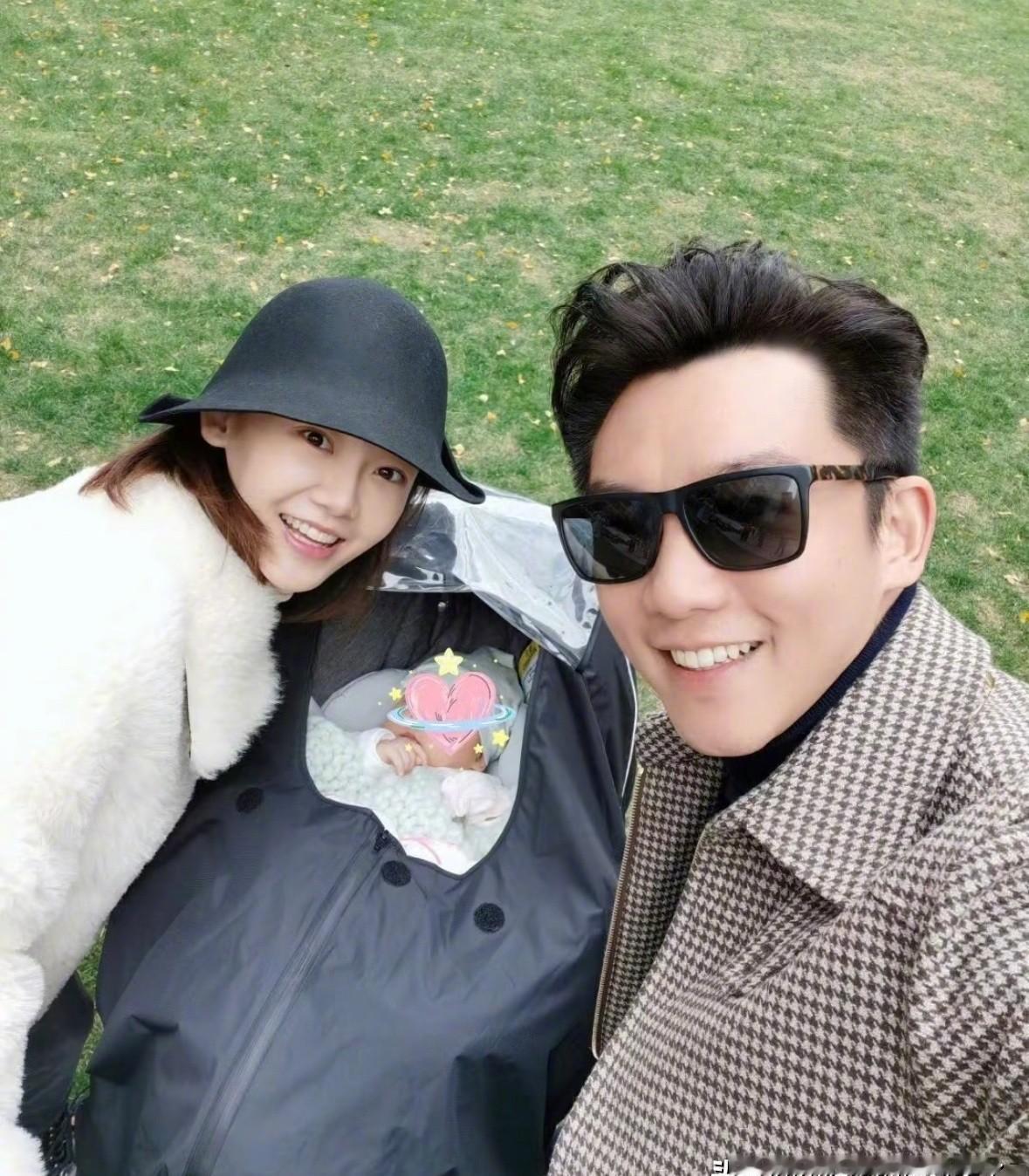 郑恺录《奔跑吧》空档蹲墙角跟苗苗视频，被导演催三遍才起身，手机屏保还是两年前产检