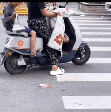 母子俩一顿操作猛如虎，定睛一看原地杵，反正我是没看明白！