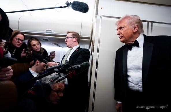 特朗普强硬回应哈梅内伊。伊朗研究核武器，不保密，表面说和平刮用，谁信。看朝鲜突然