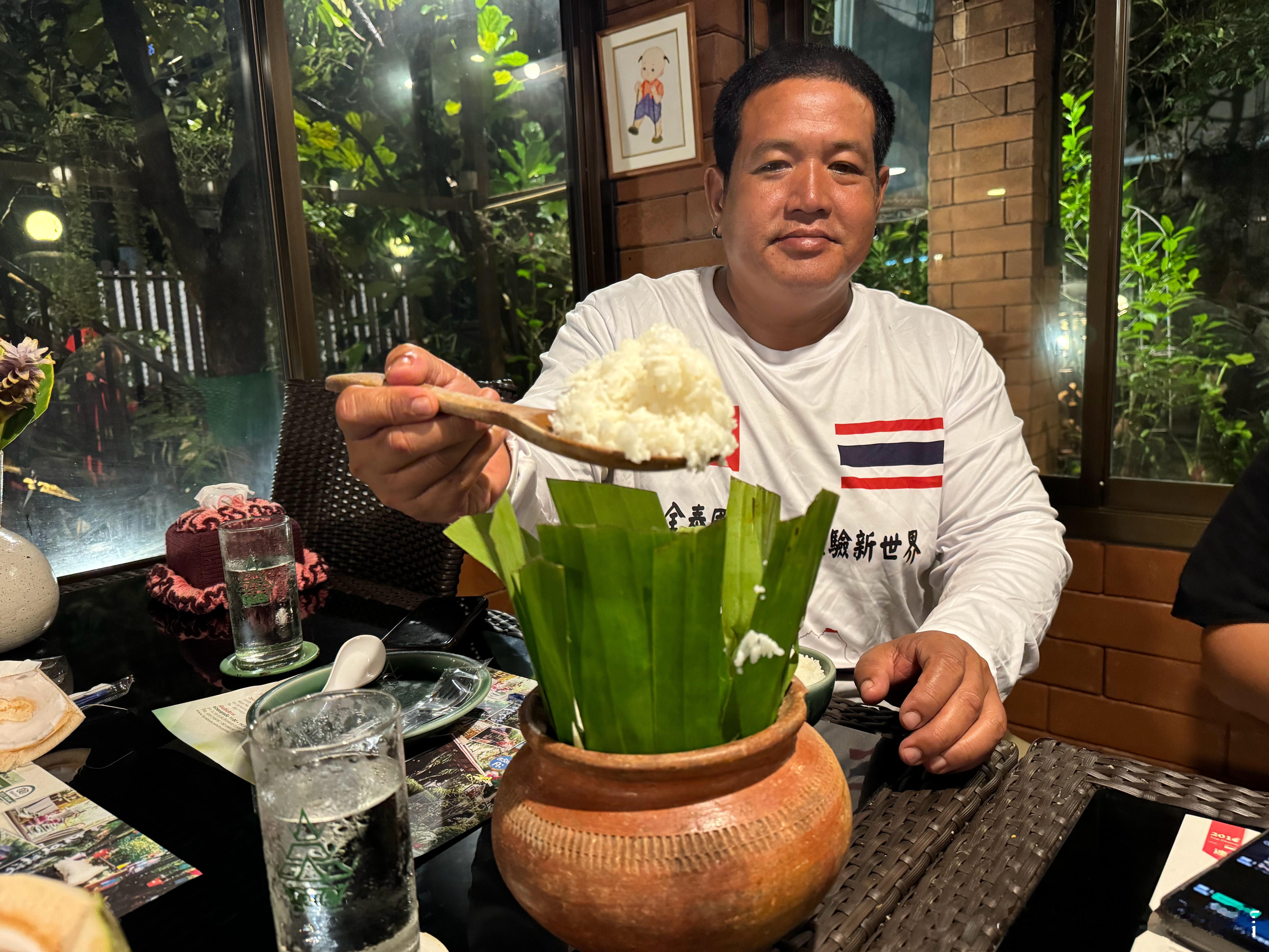 我问导游，泰国人焦虑吗？他边盛饭边说，焦虑，我一直都焦虑怎么减肥[嘻嘻]话说他们