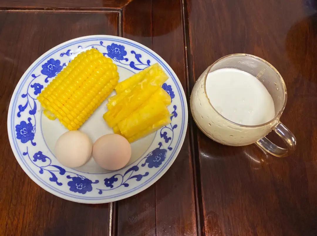 早饭怎么吃？这么吃既好吃又健康！

“你知道我今天早上吃了什么吗？”李华一边擦着