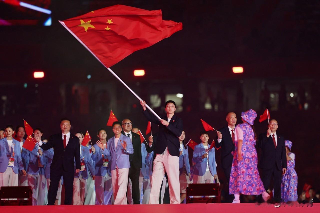 让胡明轩歇歇吧，他扛旗扛累了！
昨天作为中国代表队旗手，参加了亚运会开幕式。今天