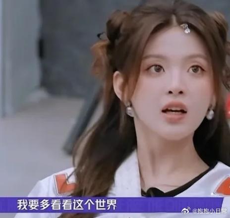 杨超越说：我爸妈都不近视，我妹也不近视，但是我——700度！ 满脸不信的张含韵说