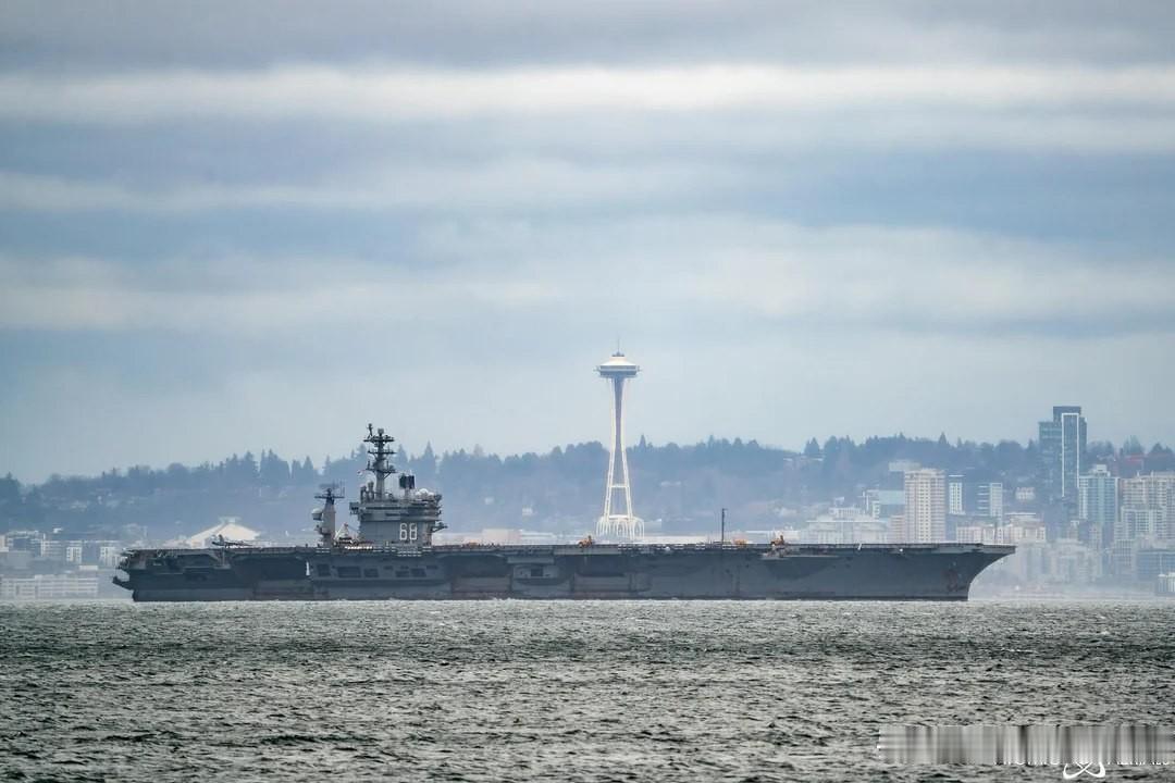 🇺🇸“尼米兹”号航空母舰（CVN 68）于2025年12月16日抵达其位于基