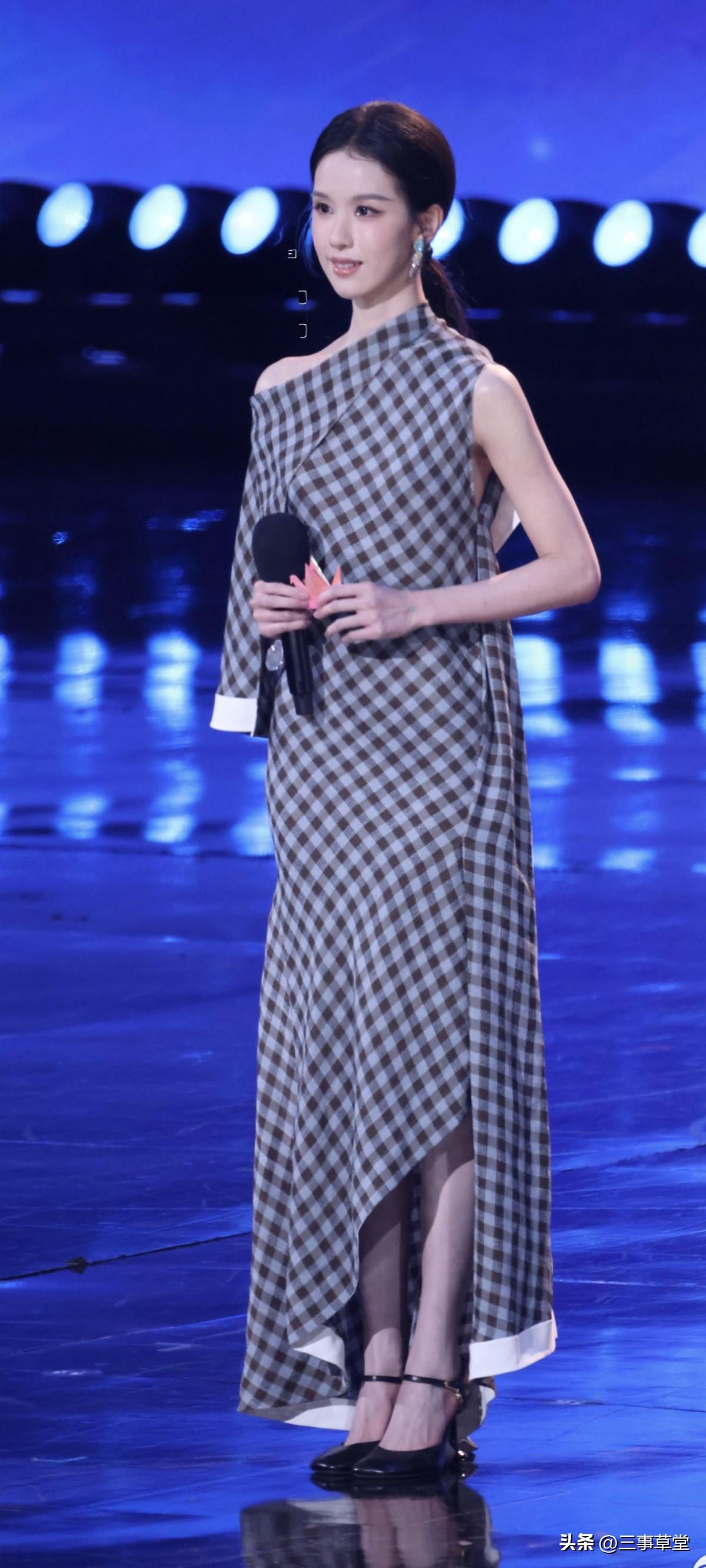 娱乐圈最受喜爱的女明星有谁陈都灵微博之夜内场生图，换上了格子裙，根正苗红大美人，