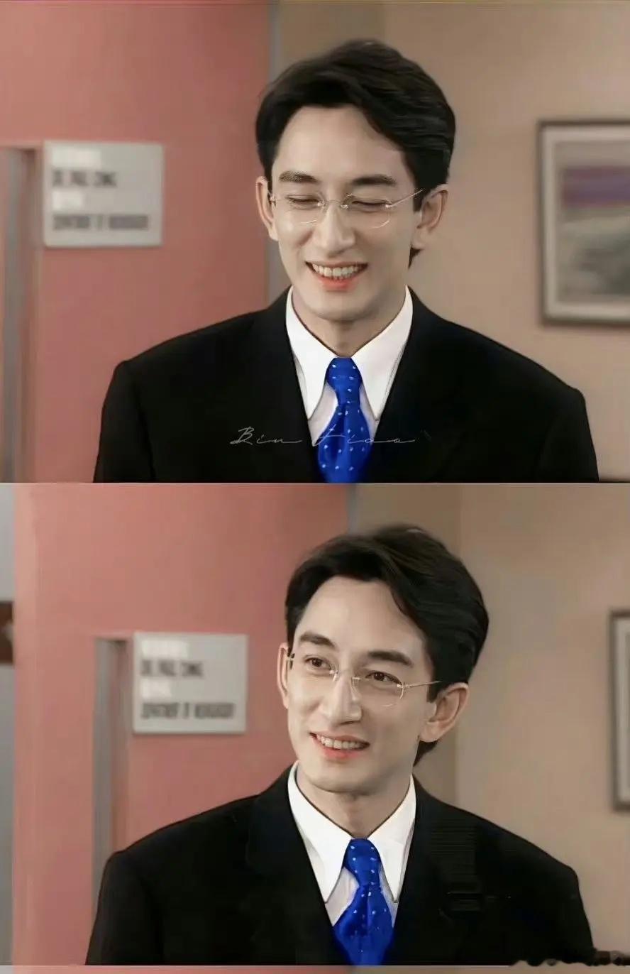 发现骄阳里一个饰演聂曦光爸爸的演员年轻时的颜值，戴上眼镜简直斯文败类，演高级督察