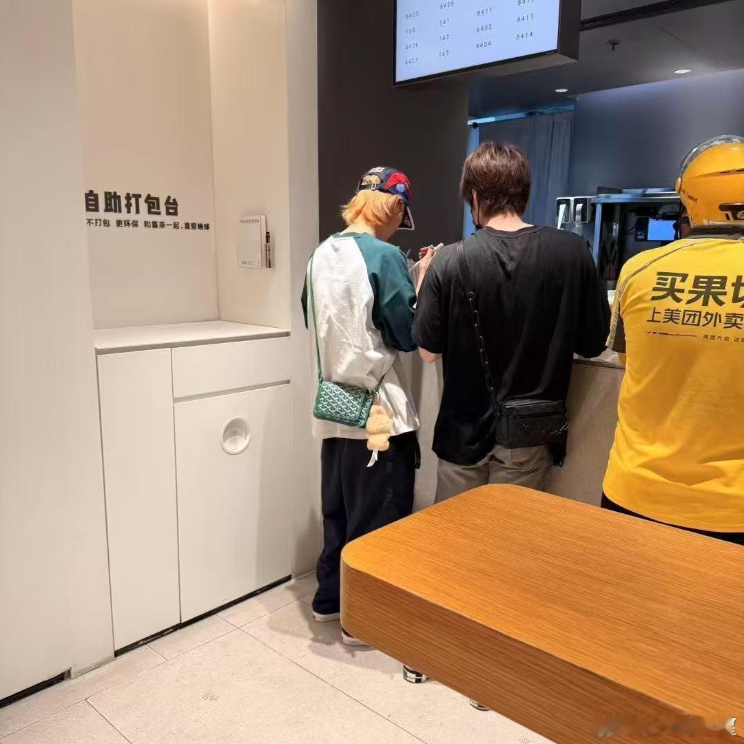 鹿晗你怎么又被偶遇了！奶茶店偶遇鹿晗鹿晗挂着labubu出门 ​​​