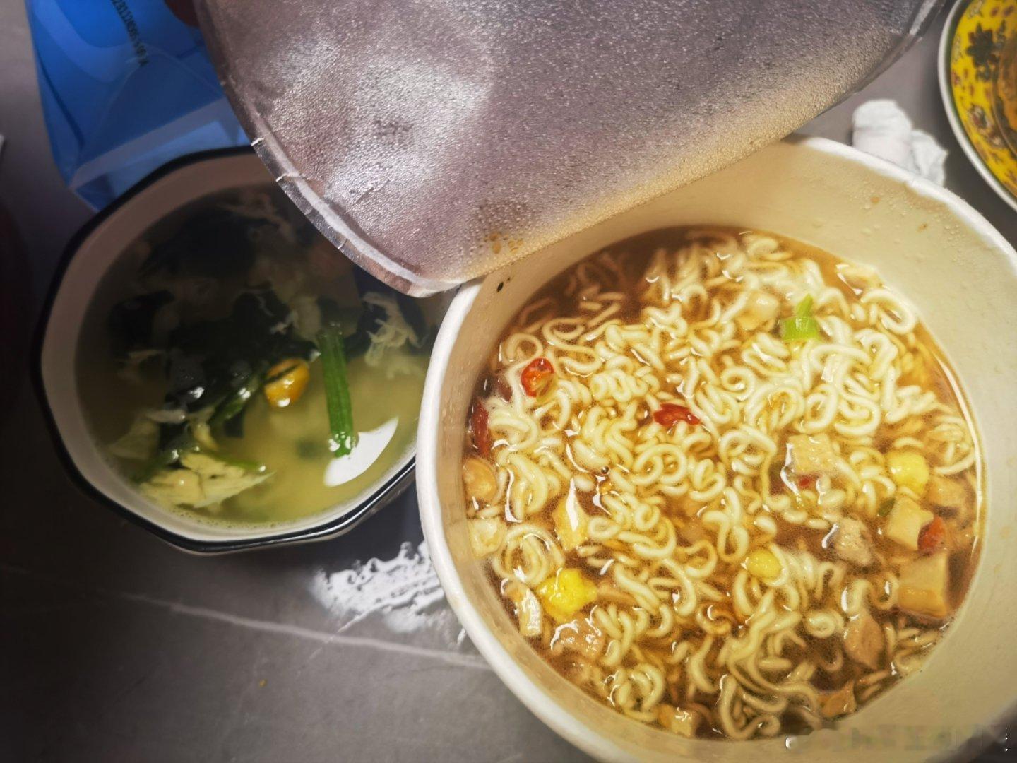 年底和老朋友见面喝酒，最美的还是回家后，给自己泡一碗面 ​​​