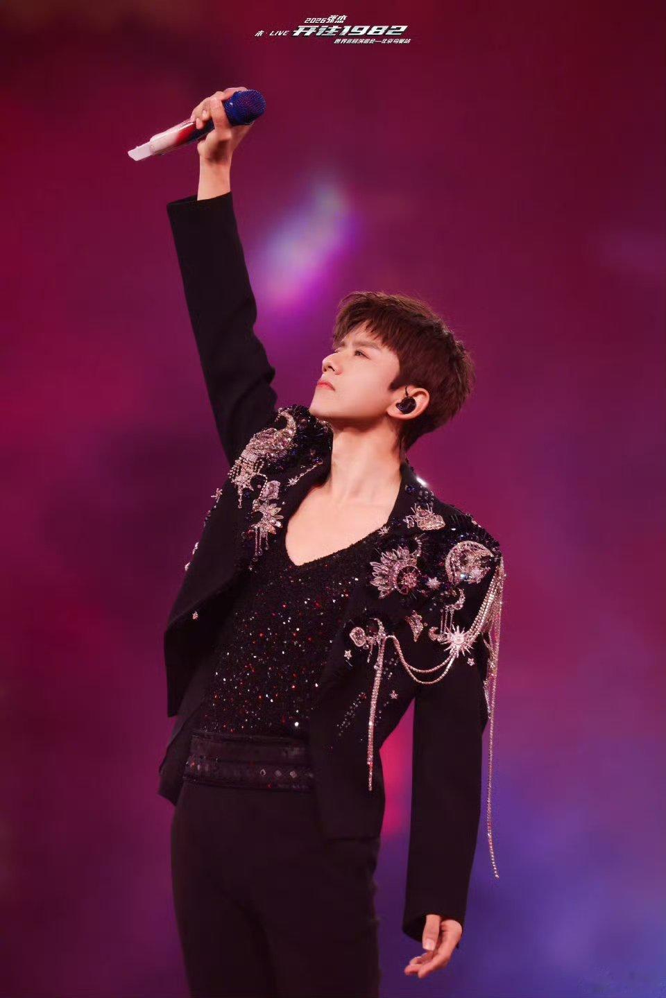 张杰演唱会未live的意义✨当列车沿着鸟巢跑道缓缓穿行，载着满车热爱奔赴星海。歌
