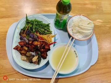 胡锡进：老胡中午没吃饭，午饭晚饭一起吃，早点吃，称重计费，43元。营养够了吧[呲