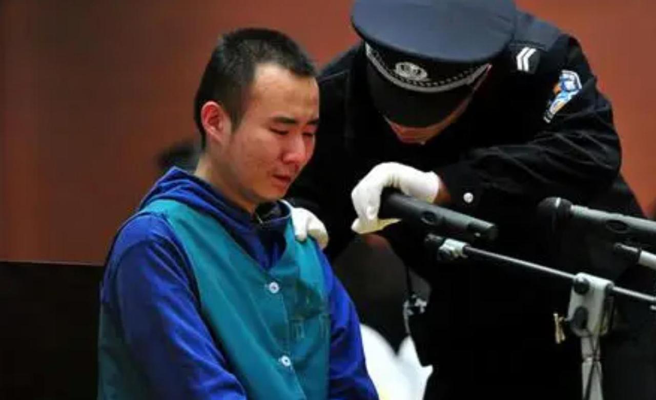 “犯罪动机极其卑劣！”2011年，大学生药家鑫，不慎撞人后连捅数刀致人死亡，因而