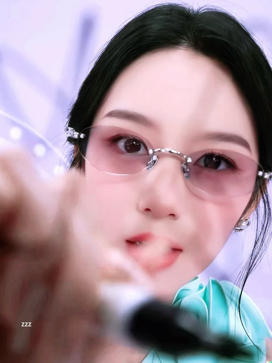 周也镜头表现力绝了 薄荷蓝长裙配麻花辫，清冷感拉满~墨镜一戴是拽姐，换眼镜秒变温