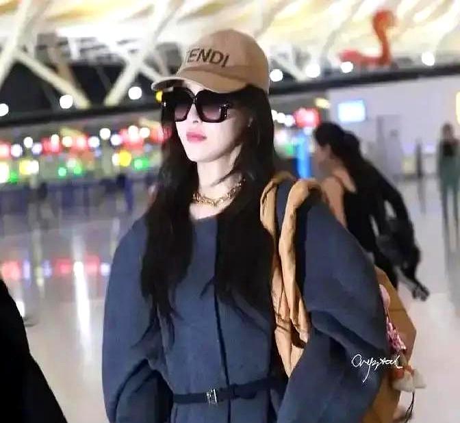 我只看了一眼你的大衣长度，就知道你是不是个狠角色。
别不信，这跟价格无关，是一种