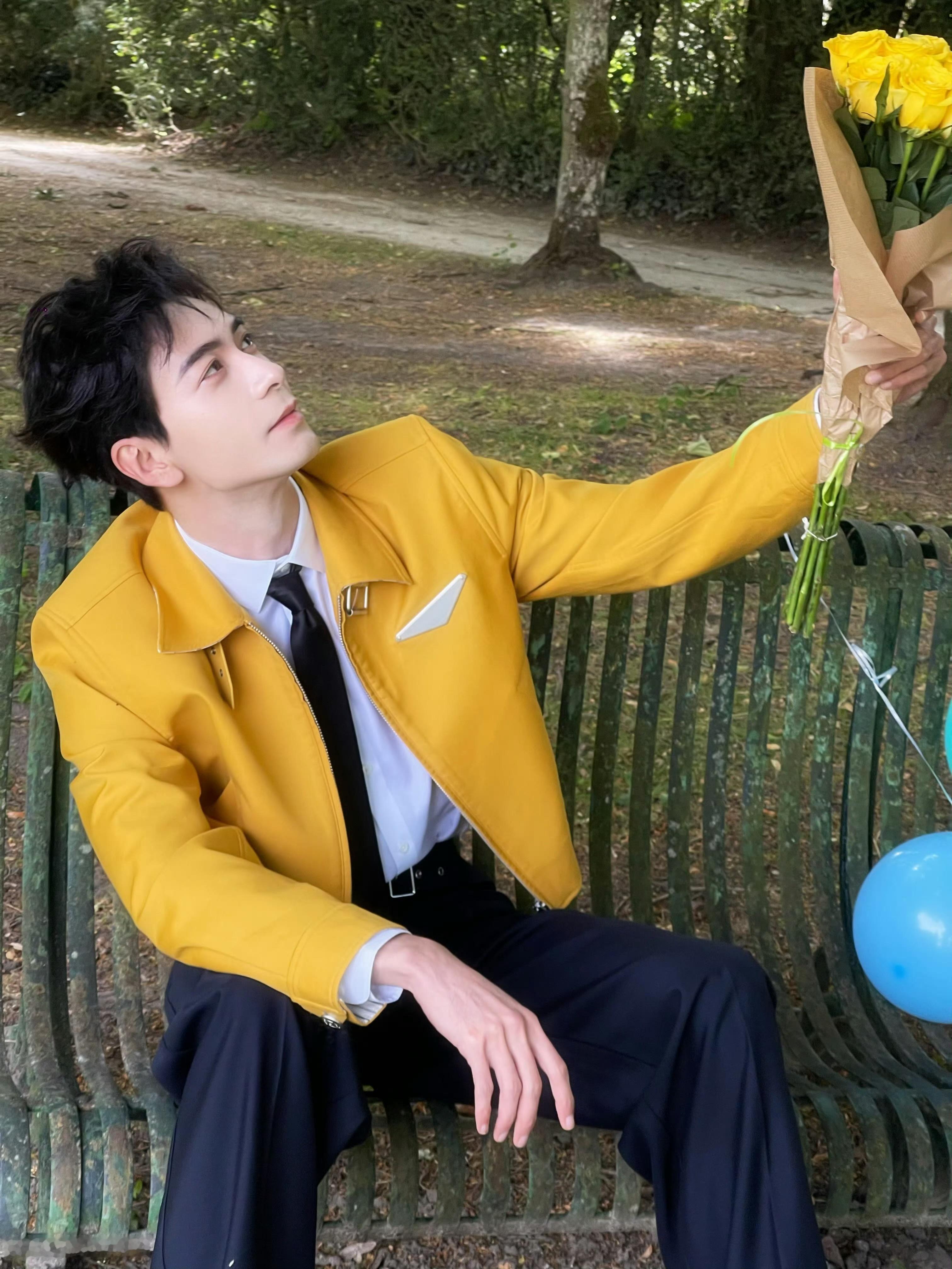 陈星旭《地球超新鲜》live图明黄夹克+黑领带，手捧玫瑰和气球这是在求婚吗？