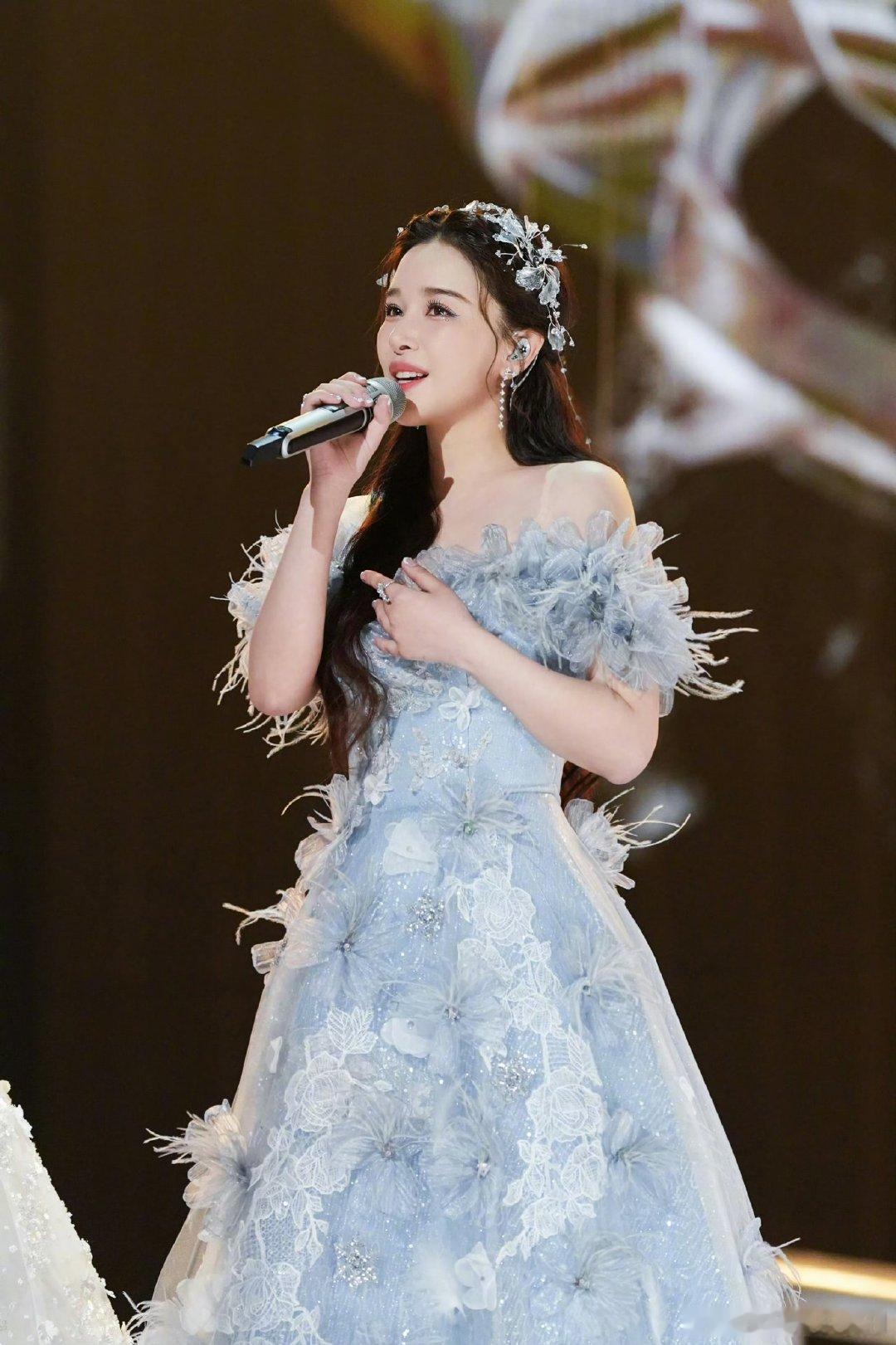 阚清子欣赏一下自己的精修图乘风2026二公优雅长裙造型，让阚清子氛围感直接登顶，