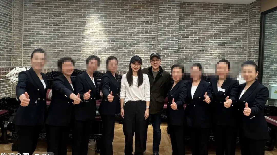 郭晶晶带老公孩子回娘家，霍启刚站老婆身后当陪衬，俩人都好实在！ ​​​