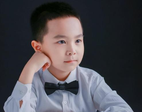 你听说过王恒屹这个小神童吗？这个2013年出生在青岛的小家伙可不得了！才两岁就能