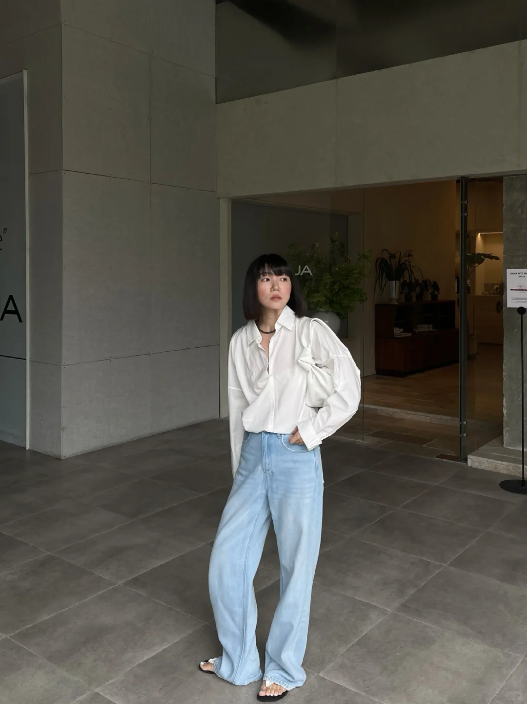 很难不爱牛仔裤加白衬衫