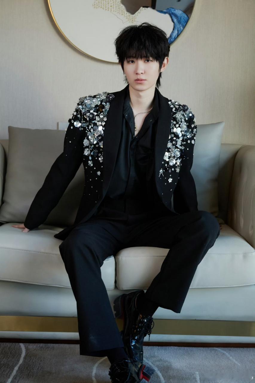 一诺黑色亮片西装帅到我了 